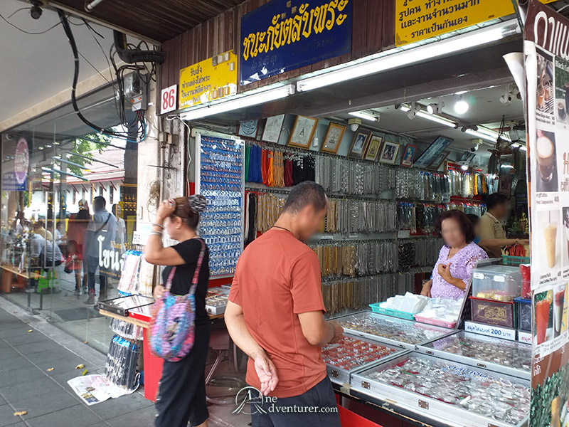 amulet market thailand stall